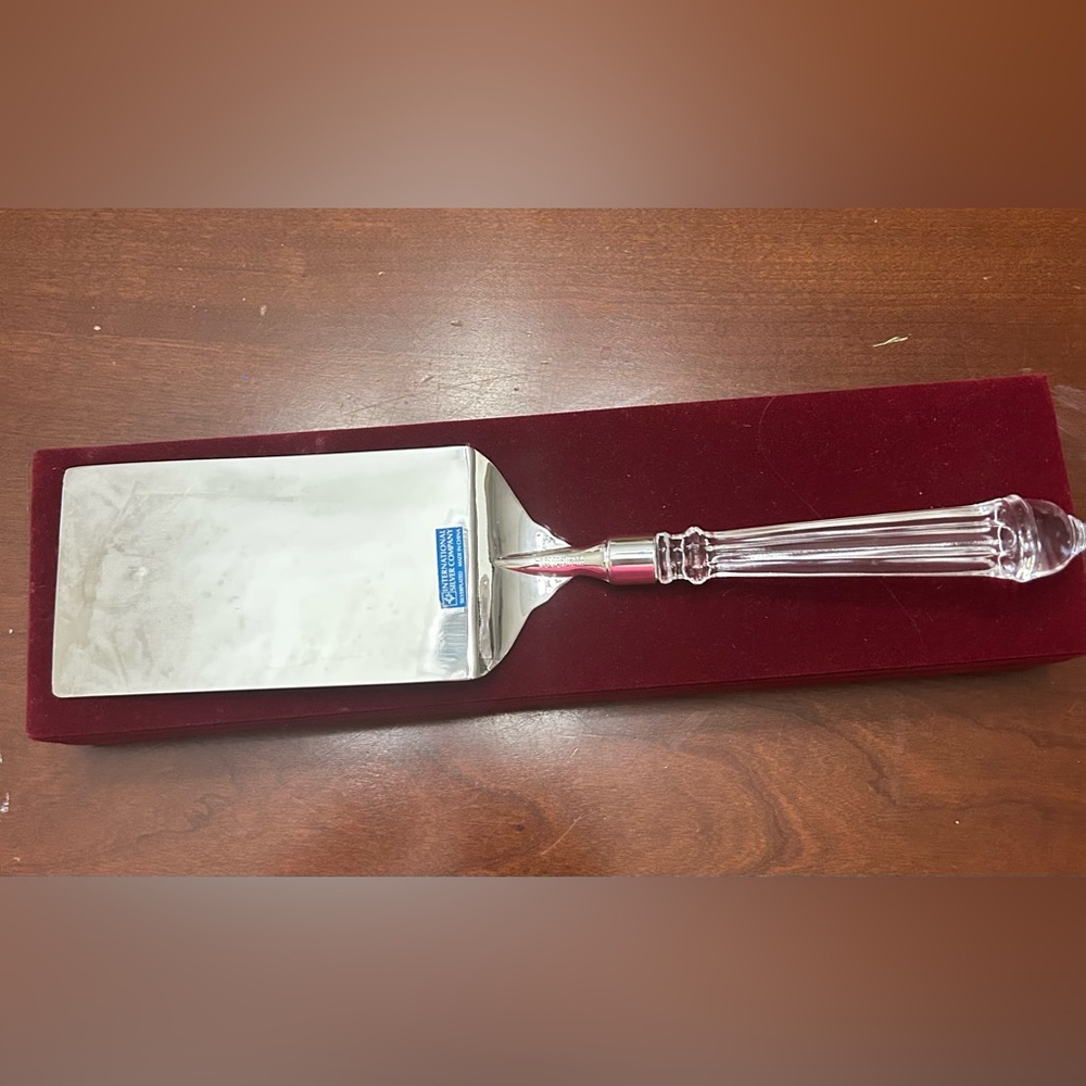 VTG new international silver company, cake spatula w/glass handle in org. Box